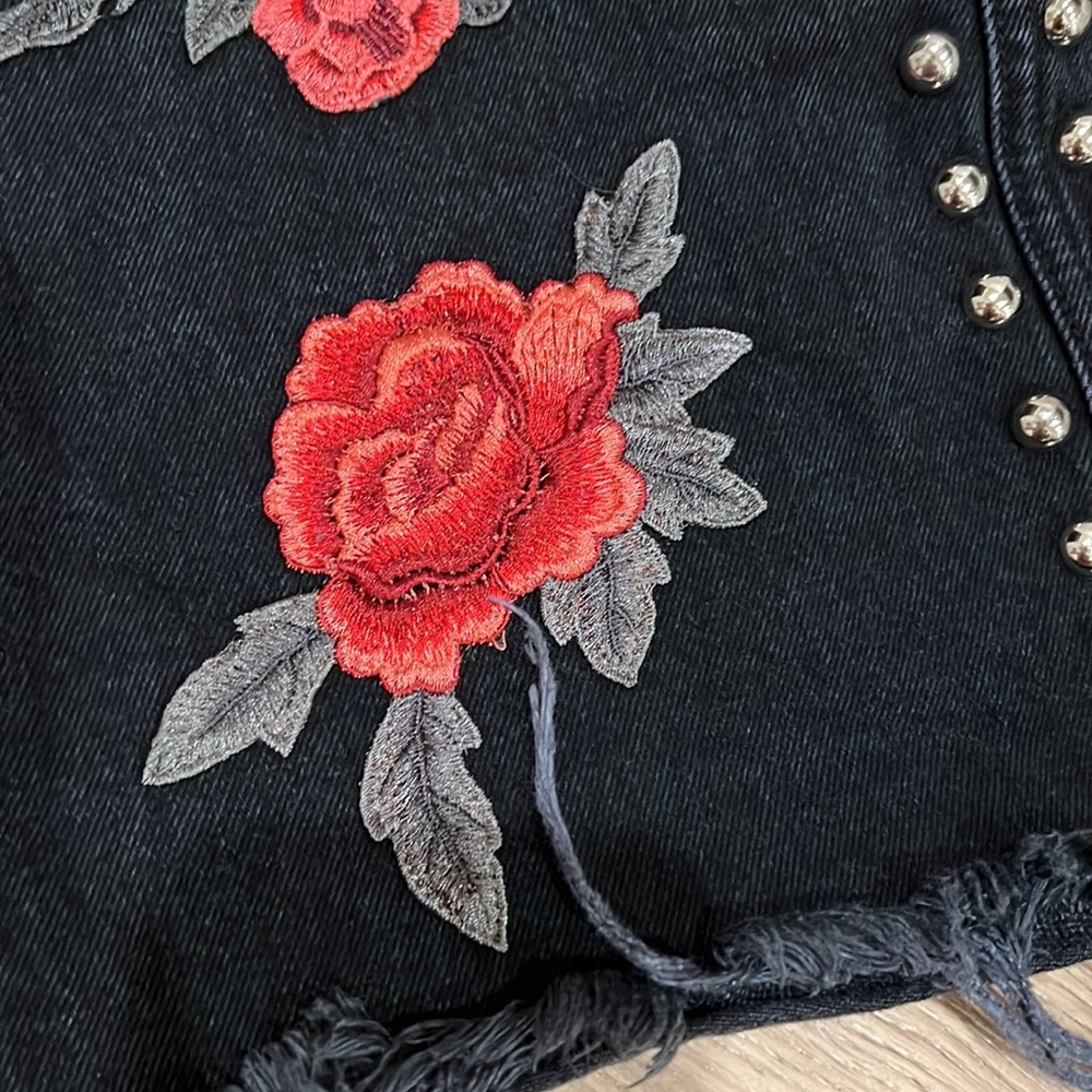 ❤️ LF Carmar Womens size 27 embroidered denim skirt EUC MSRP:$244 - Picture 4 of 9